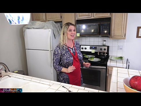 ❤️ Madrastra ordeñándole en la cocina antes de su cita Porno ruso en es.ixiporn.ru ❌️