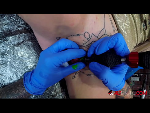 ❤️ Extremadamente tatuado hottie Sully Savage consiguió un tatuaje en su clítoris Porno ruso en es.ixiporn.ru ❌️